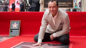 Jude Law y su estrella del Paseo de la Fama de Hollywood.
