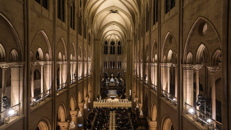 El coro de Notre-Dame de París cantó antes del comienzo de la misa de Navidad en la catedral de Notre Dame en París, Francia, el 25 de diciembre de 2024. Foto: EFE