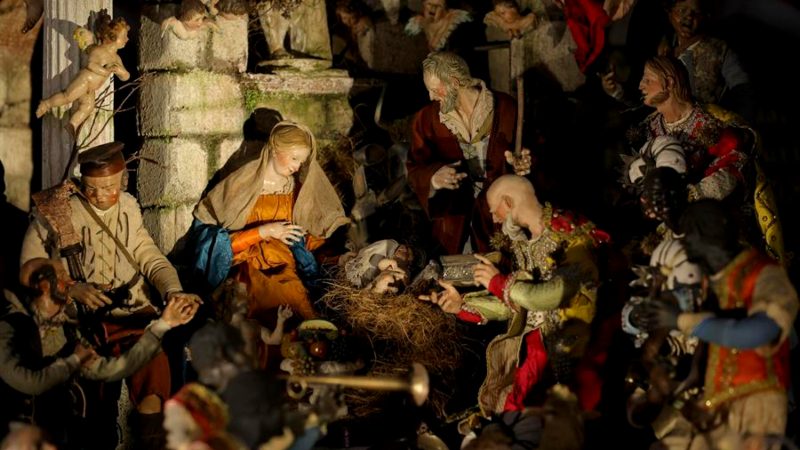 Detalles de la escena de la Natividad son visibles antes del inicio de la misa en la catedral de Notre Dame en París, Francia, el 25 de diciembre de 2024. Foto: EFE