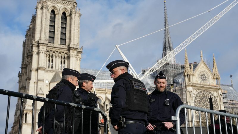 Hay mucho movimiento en los alrededores de la catedral. Foto: AFP