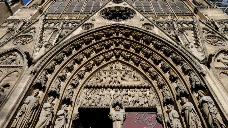 Una foto muestra parte de la fachada de la catedral de Notre-Dame de París, antes de su ceremonia oficial de reapertura después de más de cinco años de trabajos de reconstrucción tras el incendio de abril de 2019.