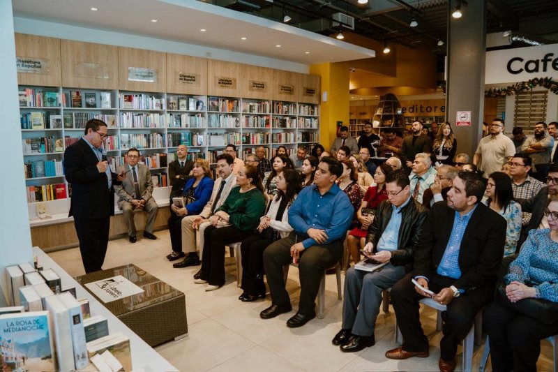 La presentación del libro se llevó a cabo en la Librería UCA.