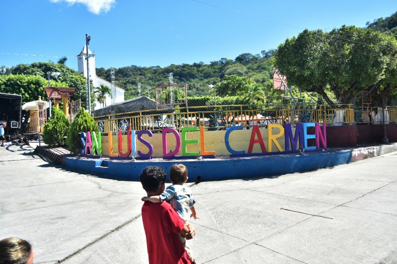 San Luis del Carmen, quien obtuvo el título de pueblo en 1850, es uno de los distritos más pequeños de todo el departamento de Chalatenango y también es uno de los que menos habitantes tiene. 