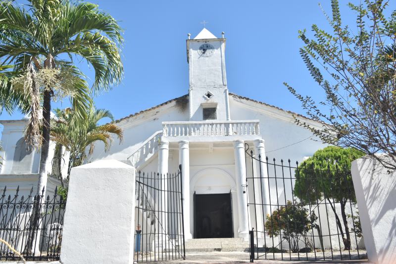 La iglesia católica de San Luis del Carmen es una de las edificaciones más bellas que posee el lugar.