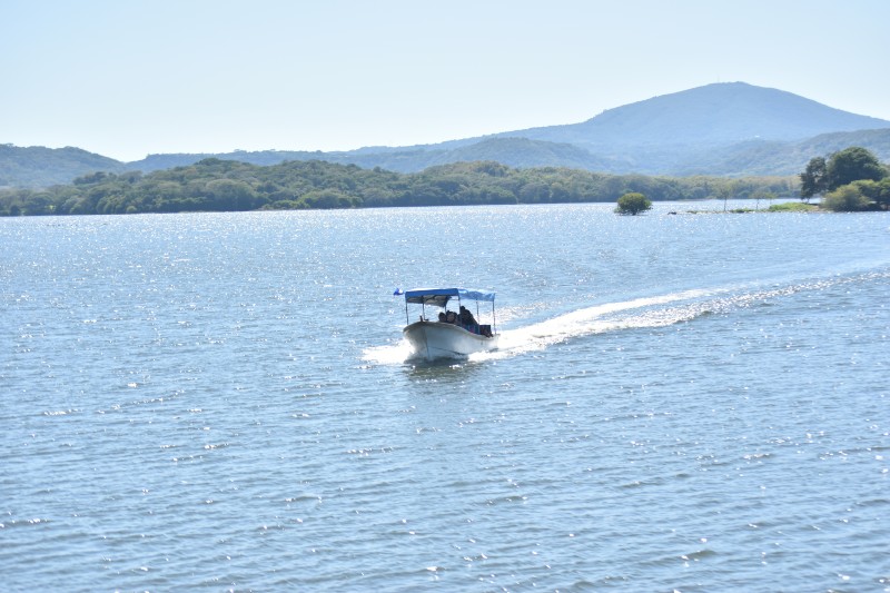 Parte de este destino chalateco está a la orilla del lago Suchitlán, lo que lo hace ideal para dar un tour en lancha.