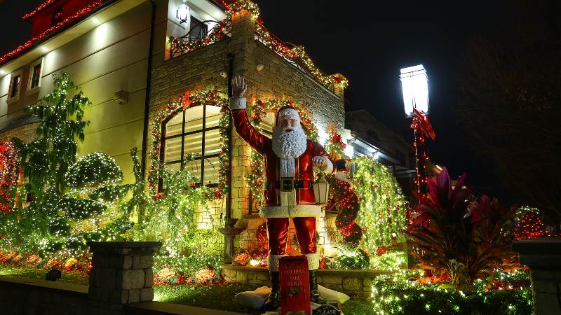 El Santa da el toque final a la decoración. Foto: AFP