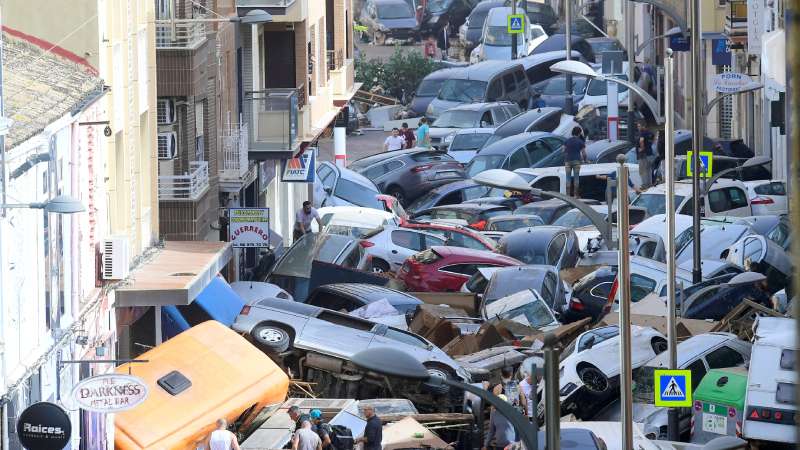 Inundaciones valencia España dejaron una pila de vehículos en las calles.
Foto EDH/ AFP 