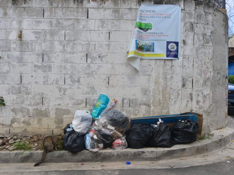 Basura acumulada en varios puntos de Mejicanos y San Salvador.