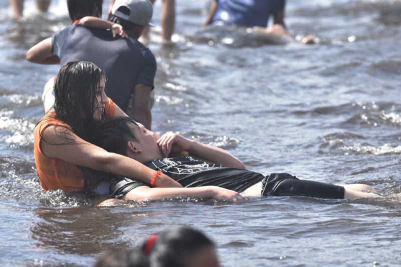 Turistas en playa El Majahual y El Tunco recibiendo el ao 2025.