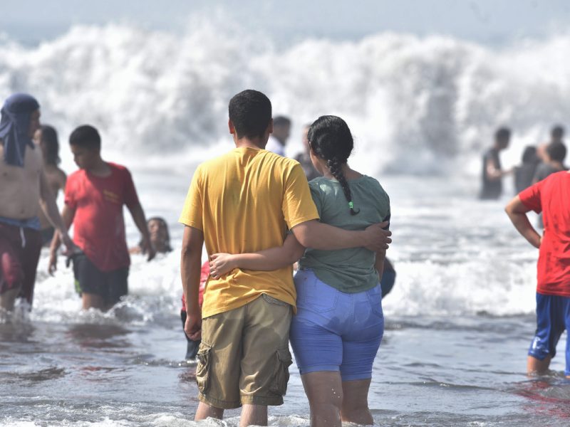 Turistas en playa El Majahual y El Tunco recibiendo el ao 2025.