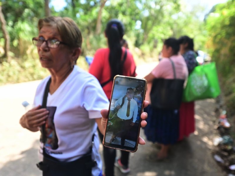 Familiares penal de Izalco con incertidumbre por conocer si sus seres queridos estan bien.