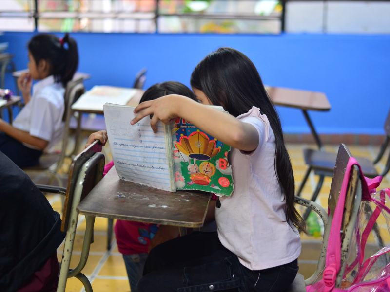 Inicio del año escolar 2025 en el Centro Escolar Joaquin Rodezno del Centro de San Salvador. Escuela, estudiantes, libros, educacion.