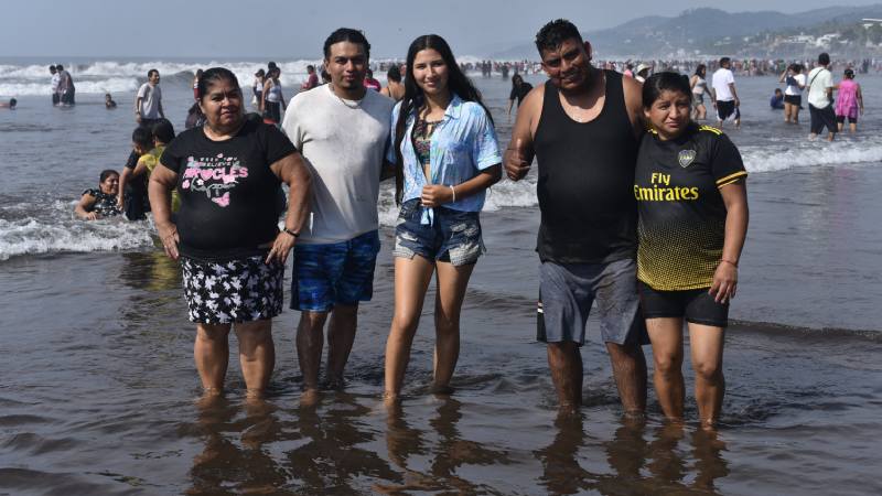 Turistas en playa El Majahual y El Tunco recibiendo el año 2025.