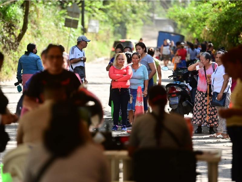 Familiares penal de Izalco con incertidumbre por conocer si sus seres queridos estan bien.