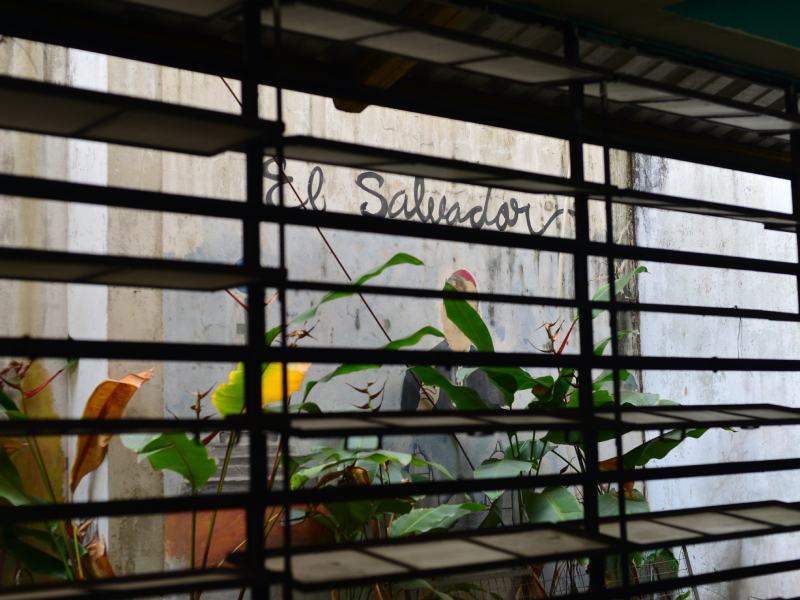 Inicio del año escolar 2025 en el Centro Escolar Joaquin Rodezno del Centro de San Salvador. Escuela, estudiantes, libros, educacion.
