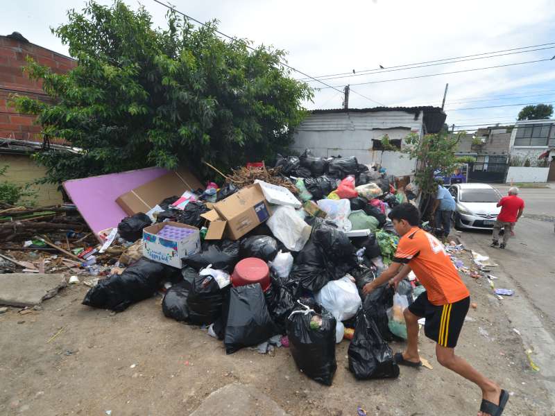 Basura acumulada en varios puntos de Mejicanos y San Salvador.