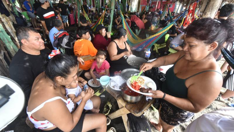 Turistas en playa El Majahual y El Tunco recibiendo el año 2025.