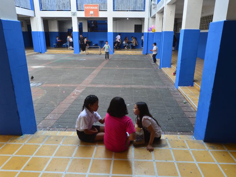 Inicio del año escolar 2025 en el Centro Escolar Joaquin Rodezno del Centro de San Salvador. Escuela, estudiantes, libros, educacion.