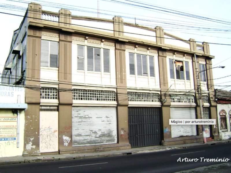 Edificaciones con arquitectura antigua del Centro Historico de San Salvador ubicadas sobre la 11 Calle Oriente y 9a Calle Poniente