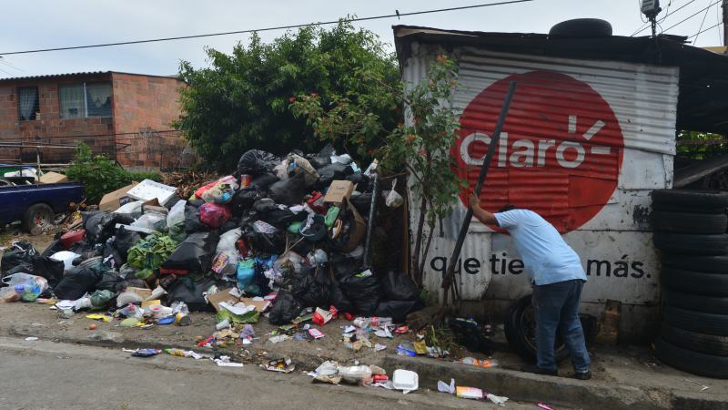 Basura acumulada en varios puntos de Mejicanos y San Salvador.