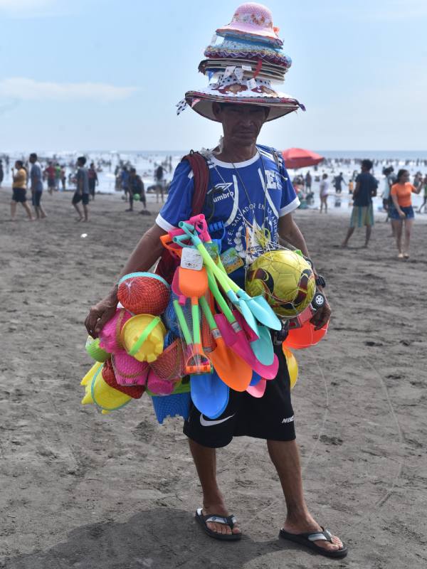 Turistas en playa El Majahual y El Tunco recibiendo el año 2025.