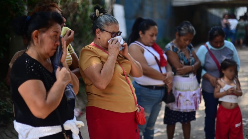 Familiares penal de Izalco con incertidumbre por conocer si sus seres queridos estan bien.