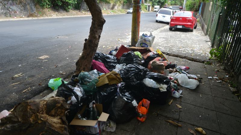 Basura acumulada en varios puntos de Mejicanos y San Salvador.