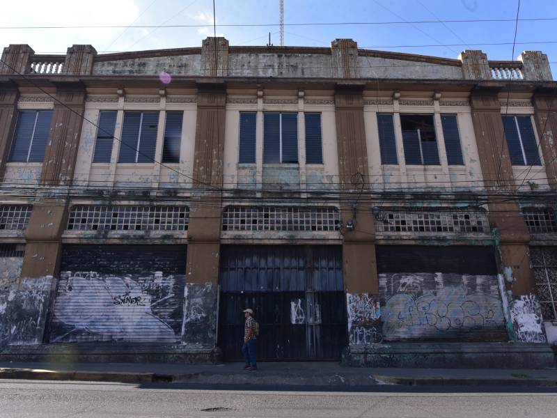 Edificaciones con arquitectura antigua del Centro Historico de San Salvador ubicadas sobre la 11 Calle Oriente y 9a Calle Poniente