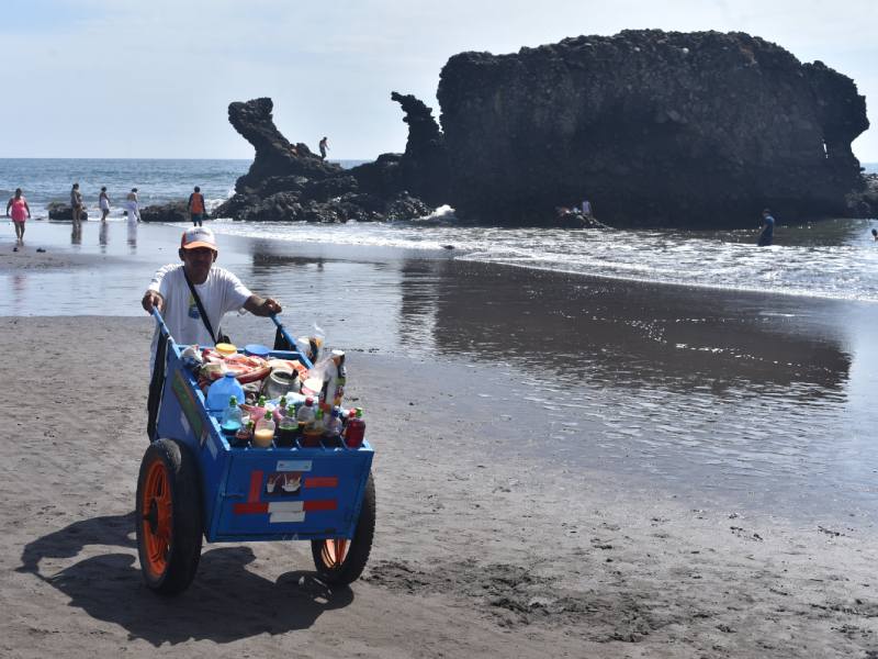 Turistas en playa El Majahual y El Tunco recibiendo el año 2025.