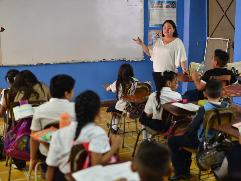 Inicio del año escolar 2025 en el Centro Escolar Joaquin Rodezno del Centro de San Salvador. Escuela, estudiantes, libros, educacion.