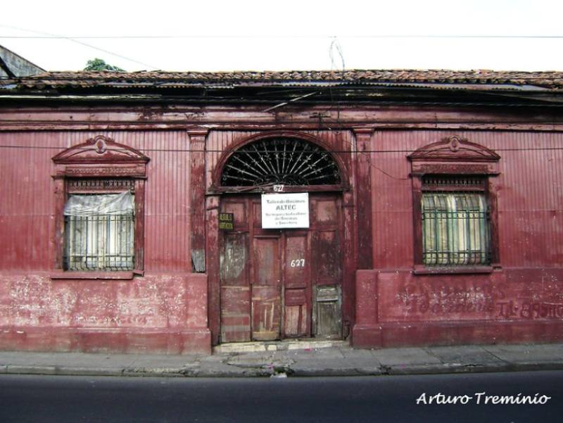 Edificaciones con arquitectura antigua del Centro Historico de San Salvador ubicadas sobre la 11 Calle Oriente y 9a Calle Poniente