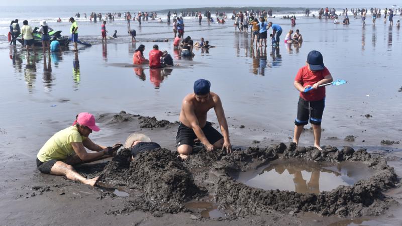 Turistas en playa El Majahual y El Tunco recibiendo el año 2025.