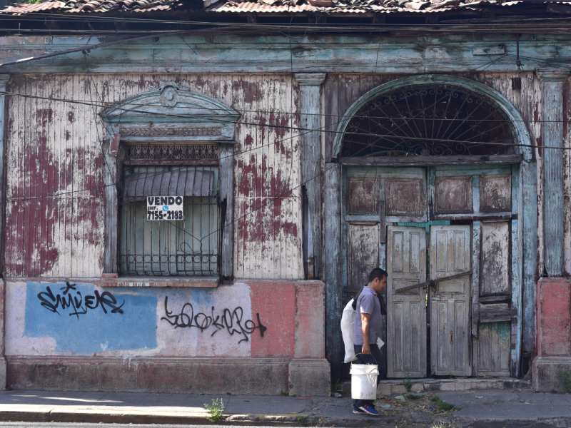 Edificaciones con arquitectura antigua del Centro Historico de San Salvador ubicadas sobre la 11 Calle Oriente y 9a Calle Poniente