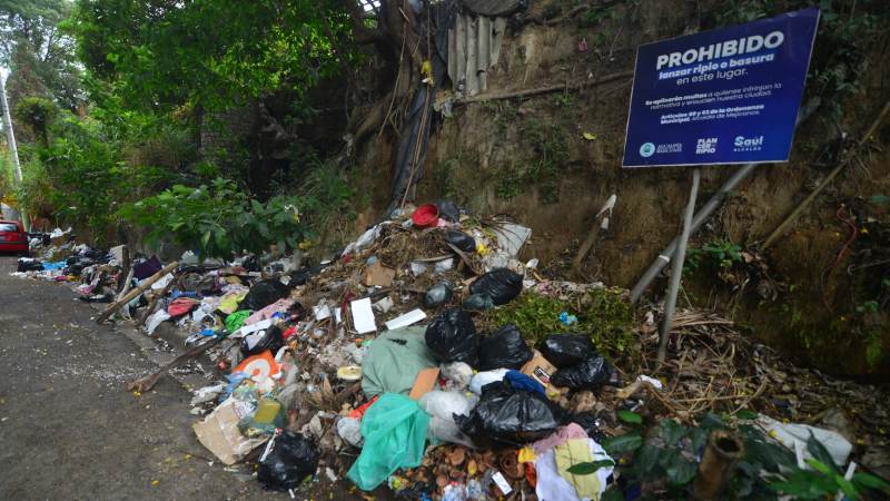 Basura acumulada en varios puntos de Mejicanos y San Salvador.