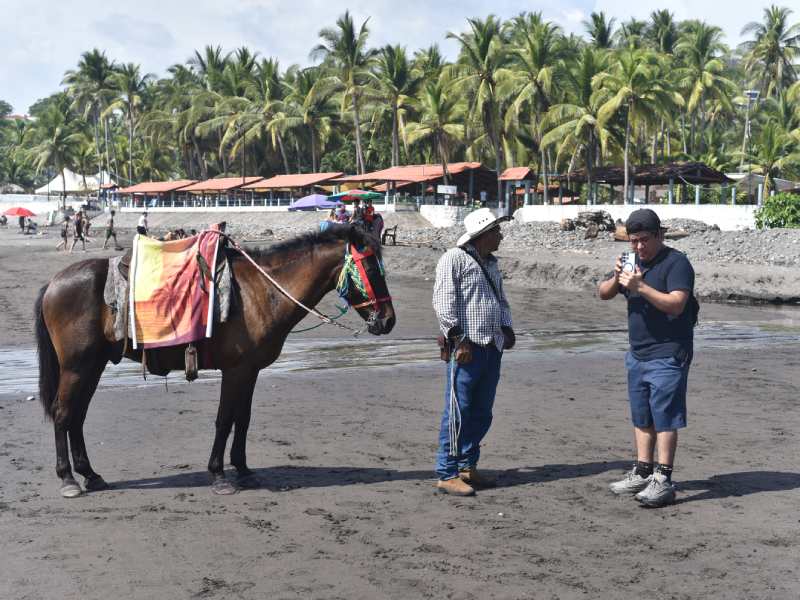 Turistas en playa El Majahual y El Tunco recibiendo el año 2025.