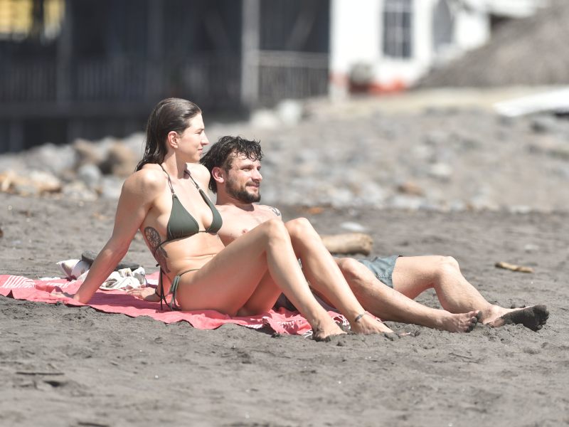 Turistas en playa El Majahual y El Tunco recibiendo el año 2025.