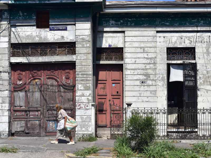 Edificaciones con arquitectura antigua del Centro Historico de San Salvador ubicadas sobre la 11 Calle Oriente y 9a Calle Poniente