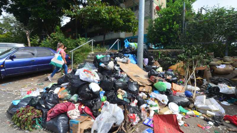 Basura acumulada en varios puntos de Mejicanos y San Salvador.