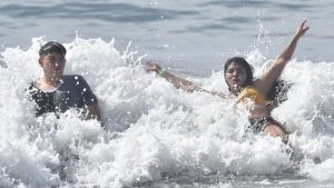 Turistas en playa El Majahual y El Tunco recibiendo el ao 2025.