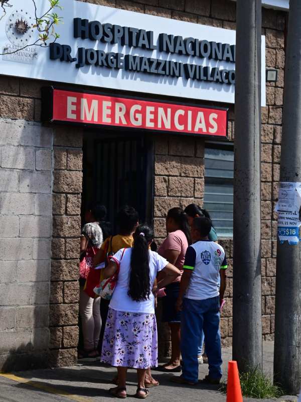 Familiares penal de Izalco con incertidumbre por conocer si sus seres queridos estan bien.