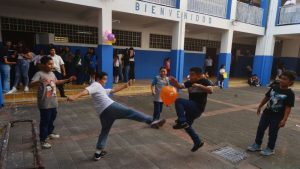 Inicio del año escolar 2025 en el Centro Escolar Joaquin Rodezno del Centro de San Salvador. Escuela, estudiantes, libros, educacion.