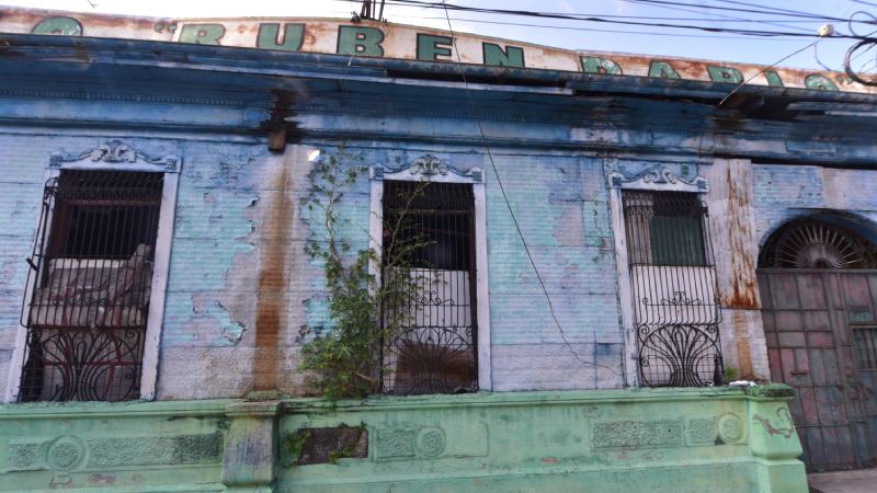 Edificaciones con arquitectura antigua del Centro Historico de San Salvador ubicadas sobre la 11 Calle Oriente y 9a Calle Poniente