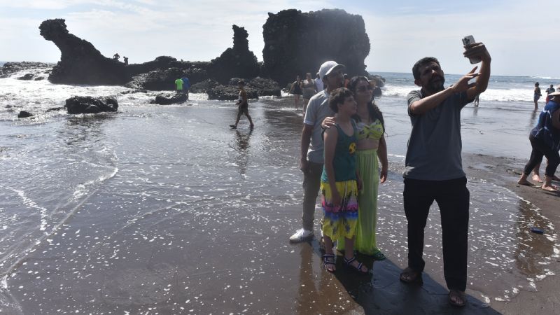 Turistas en playa El Majahual y El Tunco recibiendo el año 2025.