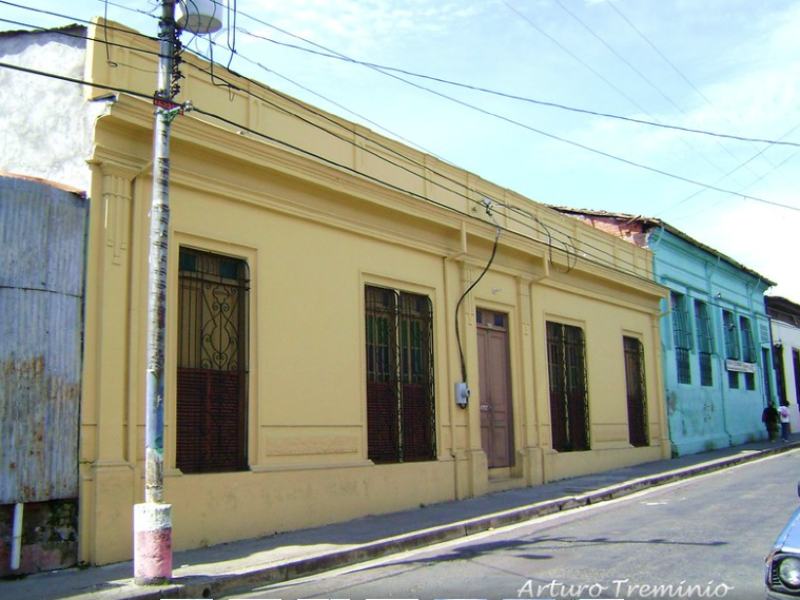 Edificaciones con arquitectura antigua del Centro Historico de San Salvador ubicadas sobre la 11 Calle Oriente y 9a Calle Poniente