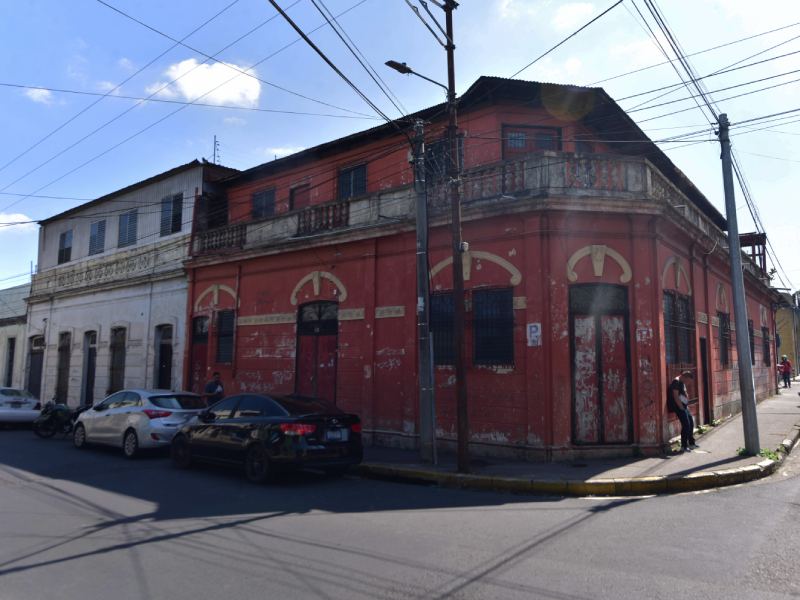 Edificaciones con arquitectura antigua del Centro Historico de San Salvador ubicadas sobre la 11 Calle Oriente y 9a Calle Poniente