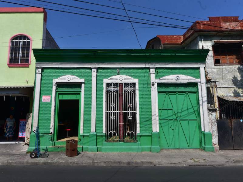 Edificaciones con arquitectura antigua del Centro Historico de San Salvador ubicadas sobre la 11 Calle Oriente y 9a Calle Poniente