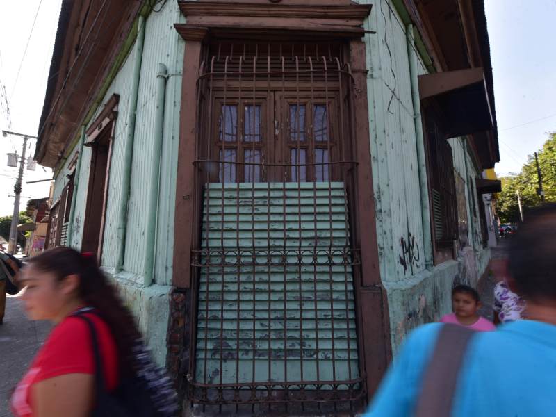 Edificaciones con arquitectura antigua del Centro Historico de San Salvador ubicadas sobre la 11 Calle Oriente y 9a Calle Poniente