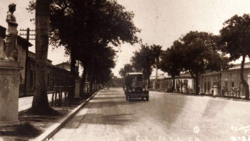 Foto de principios de siglo 1927, de la avenida Independencia en San Salvador, a la izquierda se aprecia una de las esculturas traídas de Italia. Foto: EDH / cortesía archivo personal Carlos Cañas Dinarte