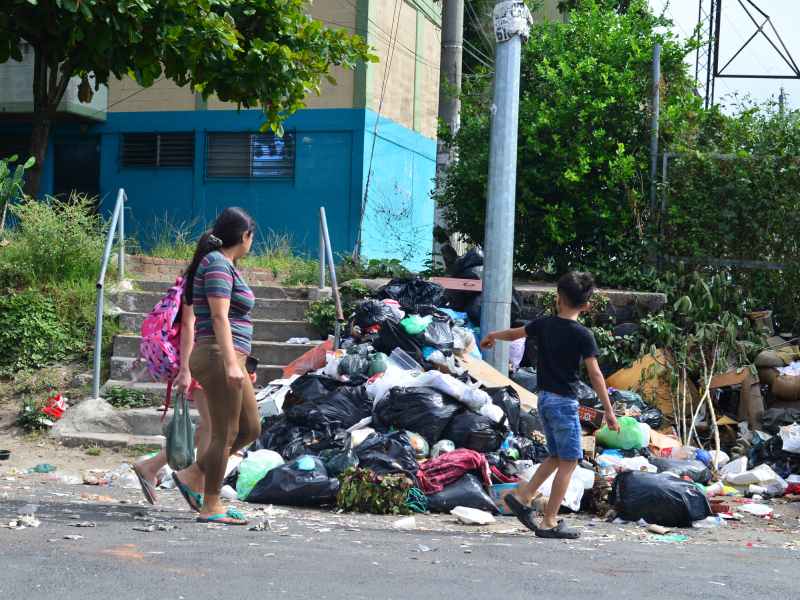 Basura acumulada en varios puntos de Mejicanos y San Salvador.