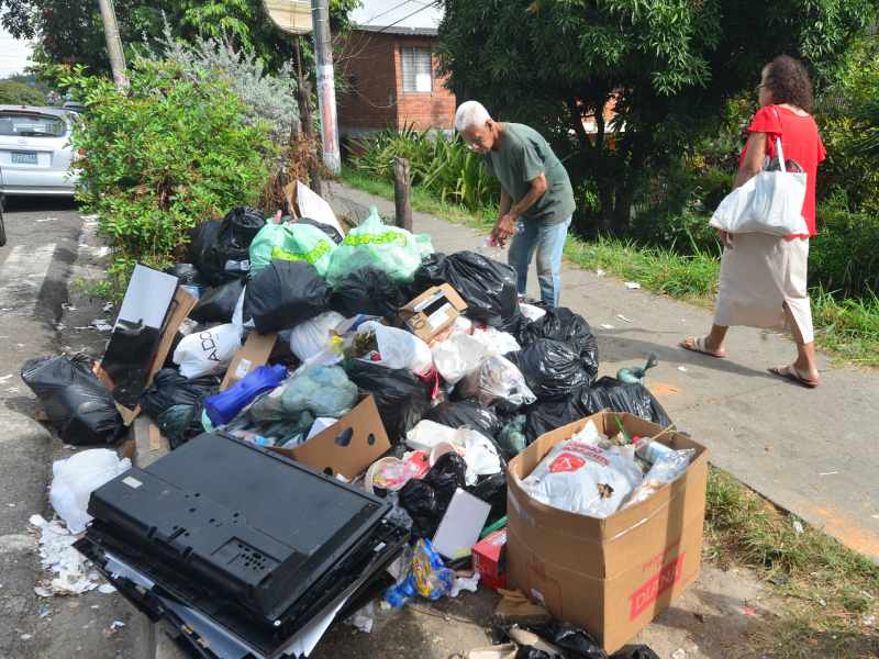 Basura acumulada en varios puntos de Mejicanos y San Salvador.